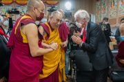 Его Святейшество приветствует своего давнего друга актера Ричарда Гира, прибывшего на церемонию открытия Библиотеки и архива Далай-ламы. Дхарамсала, штат Химачал-Прадеш, Индия. 6 июля 2022 г. Фото: Тензин Чойджор (офис ЕСДЛ).