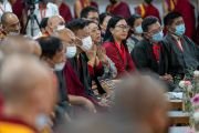 Чиновники Центральной тибетской администрации слушают обращение Его Святейшества во время церемонии открытия Библиотеки и архива Далай-ламы. Дхарамсала, штат Химачал-Прадеш, Индия. 6 июля 2022 г. Фото: Тензин Чойджор (офис ЕСДЛ).