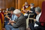 Участники предварительного посвящения Херуки в традиции Луипы повязывают друг другу на руки защитные ритуальные веревочки. Дхарамсала, штат Химачал-Прадеш, Индия. 8 июля 2022 г. Фото: Тензин Чойджор (офис ЕСДЛ).