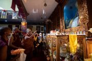 Его Святейшество Далай-лама выражает почтение статуе Джово в храме Джокханг в Ле, Ладак, Индия, 23 июля 2022 года. Фото Тензина Чойджора