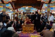 Его Святейшество Далай-лама выступает с краткой речью во время посещения мечети Джамия-Масджид в Ле, Ладак, Индия, 23 июля 2022 года. Фото Тензина Чойджора