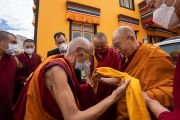 Тикси Ринпоче приветствует Его Святейшество Далай-ламу по прибытии на церемонию освящения библиотеки Шераб Кьецал-линг в монастыре Тикси в Ле, Ладак, Индия, 25 июля 2022 года. Фото: Тензин Чойджор