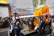 Его Святейшество Далай-лама едет на площадку для учений Шевацель во второй день учений. Ле, Ладак, Индия. 29 июля 2022 года. Фото: Тензин Чойджор (офис ЕСДЛ).