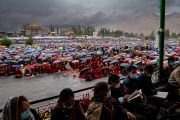 Собравшиеся укрываются под зонтами во время начавшегося дождя во второй день учений Его Святейшества Далай-ламы на учебной площадке Шевацель. Ле, Ладак, Индия. 29 июля 2022 года. Фото: Тензин Чойджор (офис ЕСДЛ).