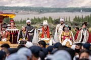 В рамках церемонии вручения Его Святейшеству Далай-ламе награды «Пелнгам Дутон – 2022» артисты выступают в костюмах, стилизованных под наряды ладакского королевского семейства. Ле, Ладак, Индия. 5 августа 2022 г. Фото: Тензин Чойджор (офис ЕСДЛ).