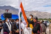 Почетные гости открывают церемонию «Пелнгам Дутон – 2022» поднятием государственного флага Индии. Ле, Ладак, Индия. 5 августа 2022 г. Фото: Тензин Чойджор (офис ЕСДЛ).