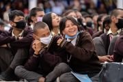 Присутствующие на мероприятии учащиеся наслаждаются красочной программой, организованной в рамках церемонии вручения Его Святейшеству Далай-ламе награды, приуроченной ко дню величия Ладака. Ле, Ладак, Индия. 5 августа 2022 г. Фото: Тензин Чойджор (офис ЕСДЛ).