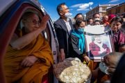 По пути в монастырь «Туптен Линг» Его Святейшество Далай-лама благословляет мемориальную ступу имени покойного господина Давы. Ле, Ладак, Индия. 23 августа 2022 г.