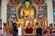 Его Святейшество Далай-лама обращается к собравшимся в молитвенном зале Ассоциации ладакских монастырей. Ле, Ладак, Индия. 25 августа 2022 г. Фото: Тензин Чойджор (офис ЕСДЛ).