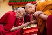 По прибытии в резиденцию Гадена Трисура Ризонга Ринпоче Его Святейшество Далай-лама обменивается с ним приветствиями. Ле, Ладак, Индия. 25 августа 2022 г. Фото: Тензин Чойджор (офис ЕСДЛ).
