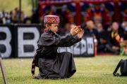 Мальчик в национальной одежде фотографирует Его Святейшество Далай-ламу в Аби Панг Спитуке. Ле, Ладак, Индия. 25 августа 2022 г. Фото: Тензин Чойджор (офис ЕСДЛ).