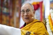 Его Святейшество Далай-лама улыбается участникам молебна о долгой жизни, организованного в главном тибетском храме. Дхарамсала, штат Химачал-Прадеш, Индия. 7 сентября 2022 г. Фото: дост. Тензин Джампхел (офис ЕСДЛ).