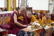 Ганден Трипа Лобсанг Тензин Ринпоче и Линг Ринпоче просматривают текст молитв о долгой жизни, которые прочитают для Его Святейшества Далай-ламы в главном тибетском храме. Дхарамсала, штат Химачал-Прадеш, Индия. 7 сентября 2022 г. Фото: дост. Тензин Джампхел (офис ЕСДЛ).