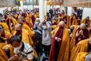 Слушатели из Тайваня занимают свои места после прибытия Его Святейшества Далай-ламы в главный тибетский храм в начале первого дня учений. Дхарамсала, штат Химачал-Прадеш, Индия. 3 октября 2022 г. Фото: Тензин Чойджор (офис ЕСДЛ).