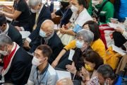 Буддисты из Тайваня слушают Его Святейшество Далай-ламу во время первого дня учений в главном тибетском храме. Дхарамсала, штат Химачал-Прадеш, Индия. 3 октября 2022 г. Фото: Тензин Чойджор (офис ЕСДЛ).