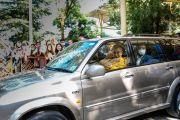 Его Святейшество Далай-лама машет рукой собравшимся, направляясь в свою резиденцию по завершении первого дня учений в главном тибетском храме. Дхарамсала, штат Химачал-Прадеш, Индия. 3 октября 2022 г. Фото: Тензин Чойджор (офис ЕСДЛ).