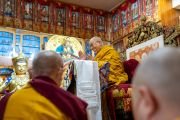 Его Святейшество Далай-лама дарует учения по второй главе сочинения Дхармакирти «Праманаварттика» (Комментарий к трактату Дигнаги о достоверном познании). Дхарамсала, штат Химачал-Прадеш, Индия. 3 октября 2022 г. Фото: Тензин Чойджор (офис ЕСДЛ).