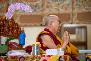 Его Святейшество Далай-лама участвует в молебне во время заключительного дня ежегодной пятидневной церемонии подношения Гуру Падмасамбхаве. Дхарамсала, штат Химачал-Прадеш, Индия. 9 октября 2022 г. Фото: Тензин Чойджор (офис ЕСДЛ).