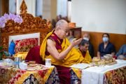 Его Святейшество Далай-лама участвует в молебне во время заключительного дня ежегодной пятидневной церемонии подношения Гуру Падмасамбхаве. Дхарамсала, штат Химачал-Прадеш, Индия. 9 октября 2022 г. Фото: Тензин Чойджор (офис ЕСДЛ).
