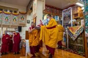 Монахи несут традиционное подношение во время молебна, организованного в заключительный день ежегодной пятидневной церемонии подношения Гуру Падмасамбхаве. Дхарамсала, штат Химачал-Прадеш, Индия. 9 октября 2022 г. Фото: Тензин Чойджор (офис ЕСДЛ).