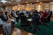Его Святейшество Далай-лама обращается к собравшимся во время первого дня диалога с учеными под эгидой института «Ум и жизнь». Дхарамсала, штат Химачал-Прадеш, Индия. 12 октября 2022 г. Фото: Тензин Чойджор (офис ЕСДЛ).