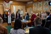 Президент института «Ум и жизнь» Сьюзан Бауэр-Ву произносит приветственное слово в начале первого дня двухдневного диалога Его Святейшества Далай-ламы с учеными под эгидой института «Ум и жизнь» на тему «Взаимозависимость, этика, социальные сети». Дхарамсала, штат Химачал-Прадеш, Индия. 12 октября 2022 г. Фото: Тензин Чойджор (офис ЕСДЛ).