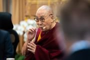 Его Святейшество Далай-лама комментирует один из докладов во время первого дня диалога с учеными под эгидой института «Ум и жизнь». Дхарамсала, штат Химачал-Прадеш, Индия. 12 октября 2022 г. Фото: Тензин Чойджор (офис ЕСДЛ).