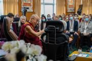 Его Святейшество Далай-лама произносит заключительное слово по завершении первого дня диалога с учеными под эгидой института «Ум и жизнь». Дхарамсала, штат Химачал-Прадеш, Индия. 12 октября 2022 г. Фото: Тензин Чойджор (офис ЕСДЛ).