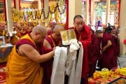 Церемония вручения благодарственной награды и пуджа долгой жизни ламы Сопы Ринпоче