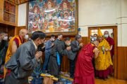 Почетные гости и высокопоставленные лица на сцене наблюдают, как Его Святейшество Далай-лама входит в главный тибетский храм. Дхарамсала, штат Химачал-Прадеш, Индия. 26 октября 2022 г. Фото: Тензин Чойджор (офис ЕСДЛ).