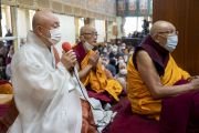 В начале первого дня учений Его Святейшества Далай-ламы в главном тибетском храме досточтимый Чонвук Ким возглавляет чтение «Сутры сердца» на корейском языке. Дхарамсала, штат Химачал-Прадеш, Индия. 25 ноября 2022 г. Фото: Тензин Чойджор (офис ЕСДЛ).