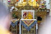 Его Святейшество Далай-лама ест лепешку во время перерыва на чай в ходе первого дня учений, организованных для корейских буддистов. Дхарамсала, штат Химачал-Прадеш, Индия. 25 ноября 2022 г. Фото: Тензин Чойджор (офис ЕСДЛ).
