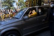 Возвращаясь в свою резиденцию по завершении молебна о долгой жизни, Его Святейшество Далай-лама машет рукой собравшимся. Дхарамсала, штат Химачал-Прадеш, Индия. 30 ноября 2022 г. Фото: Тензин Чойджор (офис ЕСДЛ).
