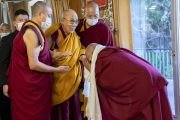 По прибытии в зал своей резиденции на встречу с учениками и сотрудниками фонда «Тонглен» Его Святейшество Далай-лама приветствует основателя и директора фонда досточтимого Джамьянга. Дхарамсала, штат Химачал-Прадеш, Индия. 13 декабря 2022 г. Фото: Тензин Чойджор (офис ЕСДЛ).