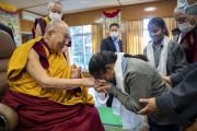 Его Святейшество Далай-лама лично приветствует каждого ученика и сотрудника благотворительного фонда «Тонглен», поддерживающего образовательные потребности детей из бедных общин, живущих в окрестностях Дхарамсалы. Дхарамсала, штат Химачал-Прадеш, Индия. 13 декабря 2022 г. Фото: Тензин Чойджор (офис ЕСДЛ).