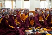 Досточтимый Самдонг Ринпоче во время молебна, организованного в главном тибетском храме по случаю Дня Ламы Цонкапы. Дхарамсала, штат Химачал-Прадеш, Индия. 18 декабря 2022 г. Фото: дост. Тензин Джампхел (офис ЕСДЛ).