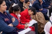 Ученики делают записи во время выступления Его Святейшества Далай-ламы в школе Салван. Гуруграм, Индия. 21 декабря 2022 г. Фото: Тензин Чойджор (офис ЕСДЛ).
