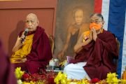 Гаден Трипа Лобсанг Тензин Ринпоче возглавляет молебен на тибетском языке во время церемонии открытия Международной программы обмена монахами палийской и санскритской традиций. Бодхгая, штат Бихар, Индия. 27 декабря 2022 г. Фото: Тензин Чойджор (офис ЕСДЛ).