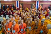 Участники Международной программы обмена монахами палийской и санскритской традиций фотографируются с Его Святейшеством Далай-ламой. Бодхгая, штат Бихар, Индия. 27 декабря 2022 г. Фото: Тензин Чойджор (офис ЕСДЛ).