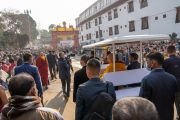 Верующие выстраиваются вдоль дороги, когда Его Святейшество Далай-лама возвращается в тибетский монастырь по завершении первого дня учений на площадке Калачакры. Бодхгая, штат Бихар, Индия. 29 декабря 2022 г. Фото: Тензин Чойджор (офис ЕСДЛ).