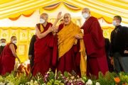 Его Святейшество Далай-лама приветствует собравшихся, выходя на сцену на площадке Калачакры. Бодхгая, штат Бихар, Индия. 31 декабря 2022 года. Фото: Тензин Чойджор (офис ЕСДЛ).