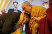 Его Святейшество Далай-лама приветствует главного министра штата Аруначал-Прадеш Пему Кханду во время его прибытия на сцену в заключительный день учений.  Бодхгая, штат Бихар, Индия. 31 декабря 2022 года. Фото: Тензин Чойджор (офис ЕСДЛ).