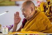 Его Святейшество Далай-лама машет собравшимся по завершении трехдневных учений на площадке Калачакры в Бодхгайе. Штат Бихар, Индия. 31 декабря 2022 года. Фото: Тензин Чойджор (офис ЕСДЛ).