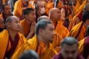 Монахи слушают обращение Его Святейшества Далай-ламы во время церемонии подношения ему молебна о долгой жизни. Бодхгая, штат Бихар, Индия. 18 января 2023 г. Фото: Тензин Чойджор (офис ЕСДЛ).
