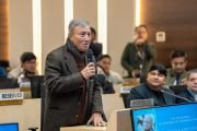 Бывший губернатор штата Чаттисгарх Шекар Датт задает вопрос Его Святейшеству Далай-ламе. Нью-Дели, Индия. 21 января 2023 года. Фото: Тензин Чойджор (Офис ЕСДЛ).