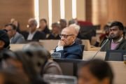 Высокопоставленные лица, присутствующие на встрече по случаю памяти Т. Н. Чатурведи, слушают выступление Его Святейшества Далай-ламы. Нью-Дели, Индия. 21 января 2023 года. Фото: Тензин Чойджор (Офис ЕСДЛ).