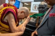 Его Святейшество Далай-лама выражает почтение статуе Махатмы Ганди. Нью-Дели, Индия. 21 января 2023 года. Фото: Тензин Чойджор (Офис ЕСДЛ).