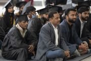Выпускники Академии навыков iMpower и члены фонда M3M слушают наставления Его Святейшества Далай-ламы. Дхарамсала, штат Химачал-Прадеш, Индия. 28 февраля 2023 г. Фото: Тензин Чойджор (офис ЕСДЛ).