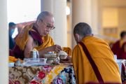 Во время учения по джатакам Его Святейшеству Далай-ламе подносят традиционное блюдо из риса. Дхарамсала, штат Химачал-Прадеш, Индия. 7 марта 2023 г. Фото: Тензин Чойджор (офис ЕСДЛ).