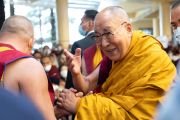 Покидая главный тибетский храм по завершении предварительного посвящения Чакрасамвары, Его Святейшество Далай-лама приветствует собравшихся. Дхарамсала, штат Химачал-Прадеш, Индия. 8 марта 2023 г. Фото: Тензин Чойджор (офис ЕСДЛ).